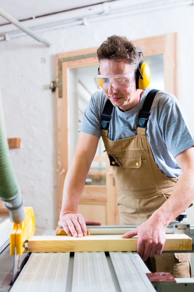 falegnami e carpentieri durante il taglio in - Stockphoto #12044169