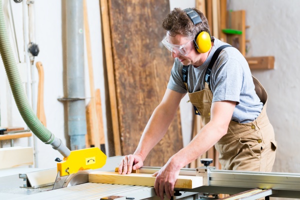 falegnami e carpentieri durante il taglio in - Stockphoto #12044169