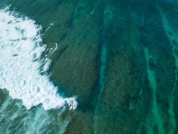 indonesia sumbawa vista aerea del surfista