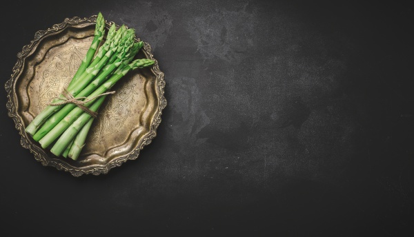 Donna taglia carota. Le carote fresche per bambini sbucciate organiche si  avvicinano sul tagliere del tavolo da cucina bianco Foto stock - Alamy