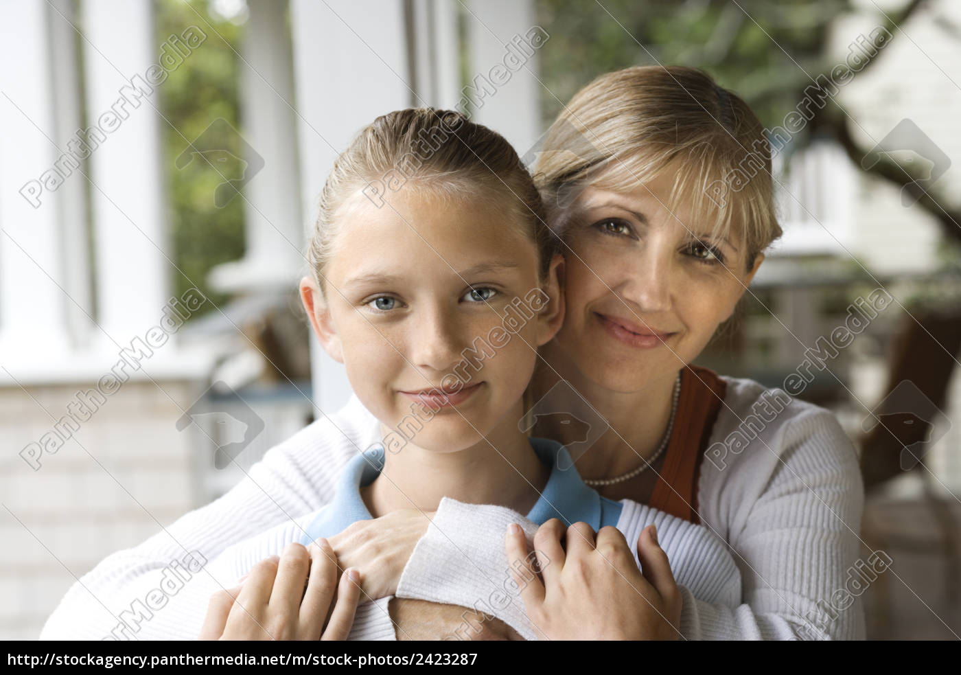 mamma e figlia si abbracciano 