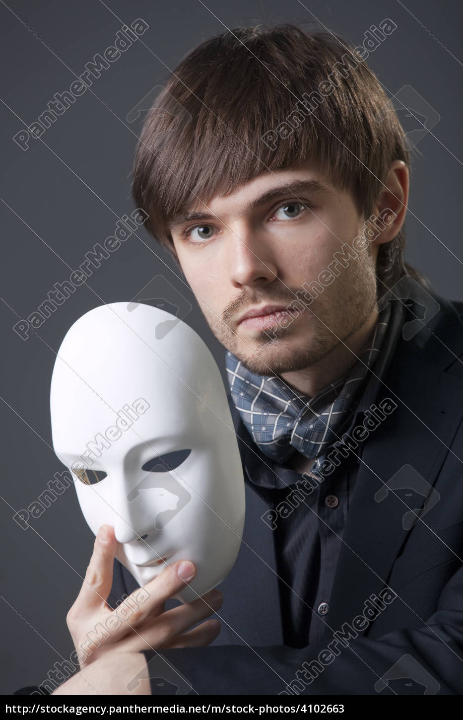 uomo triste con maschera bianca - Foto stock #4102663