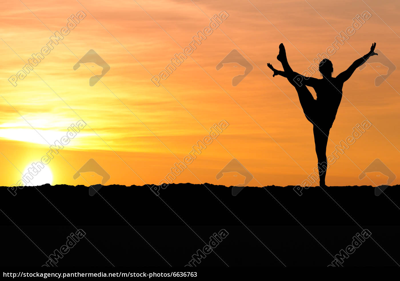 Silhouette Di Una Ginnasta Sulla Spiaggia Al Tramonto Foto Stock 6636763 Comprate Immagini Rf Da Panthermedia