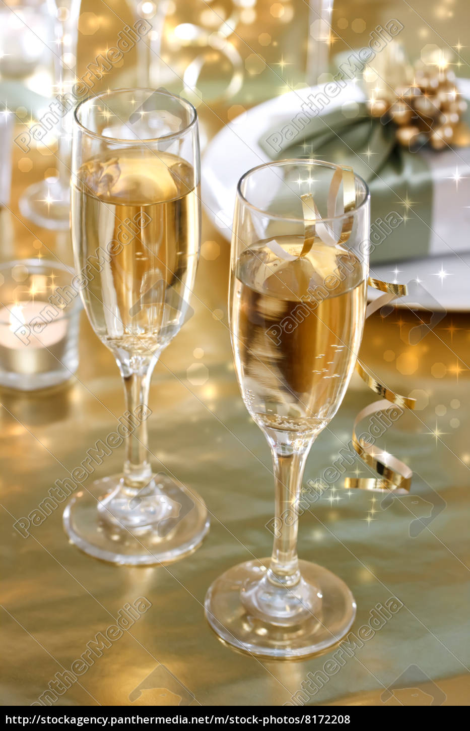 Bicchieri champagne sul tavolo da pranzo - Stockphoto #8172208