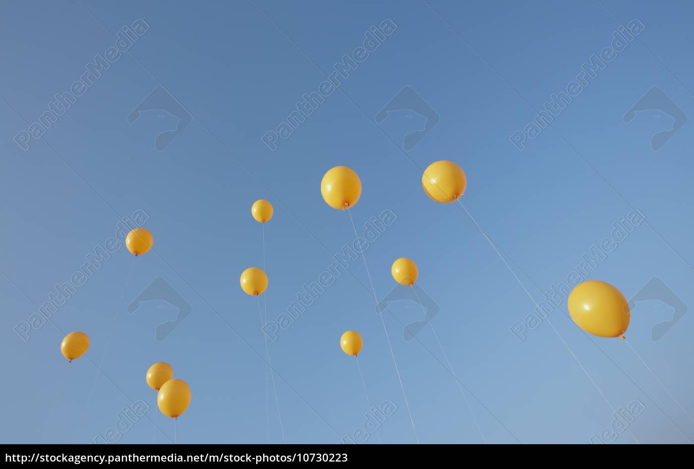 palloncini gialli nel cielo blu - Stockphoto #10730223