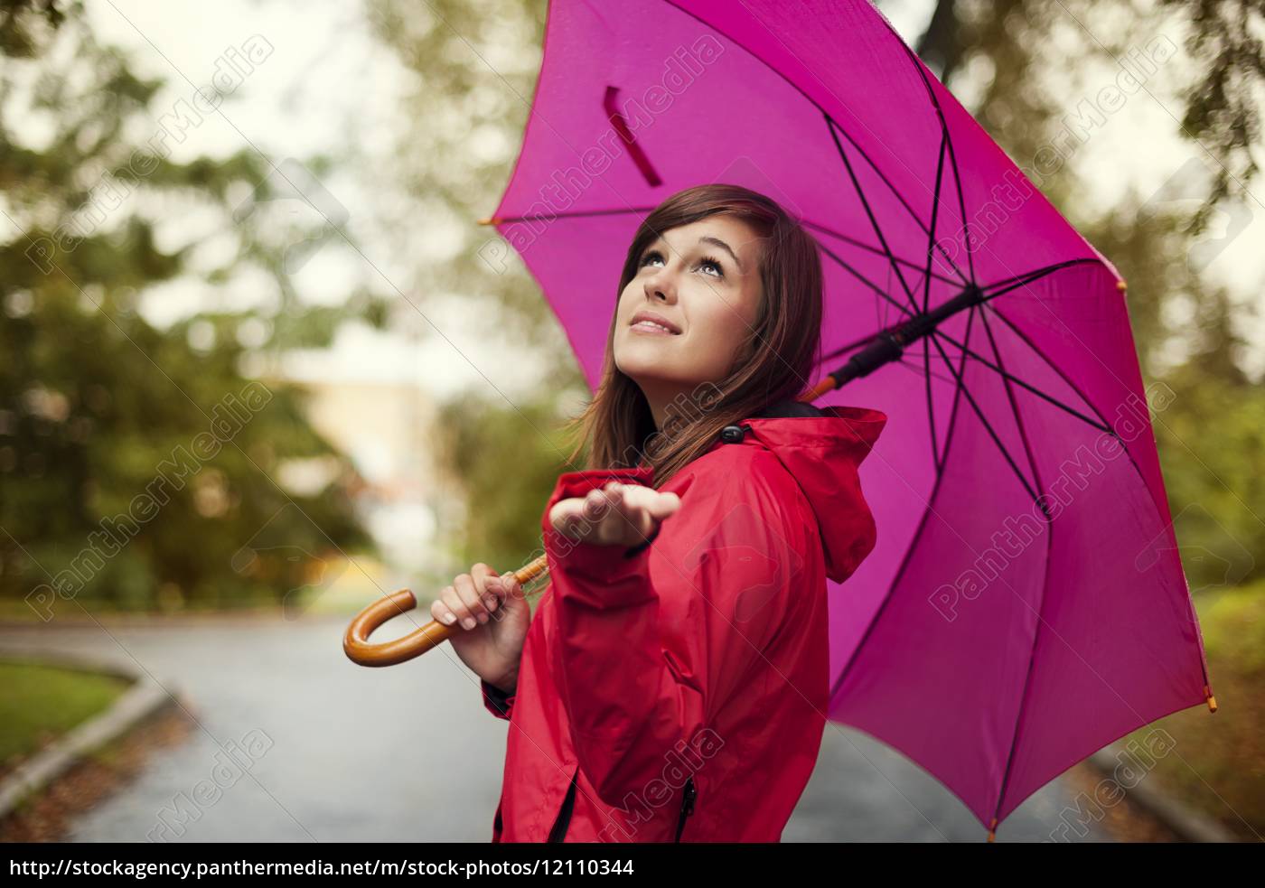 Bella donna con ombrello controllo per la pioggia - Stockphoto #12110344