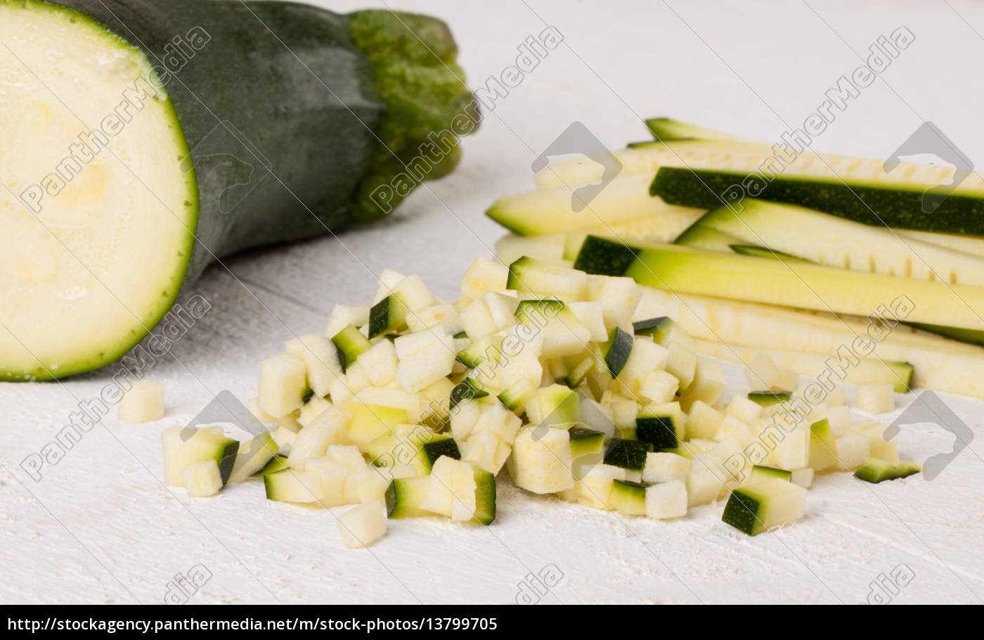 Zucchine fresche intere in strisce di julienne e - Foto stock #13799705