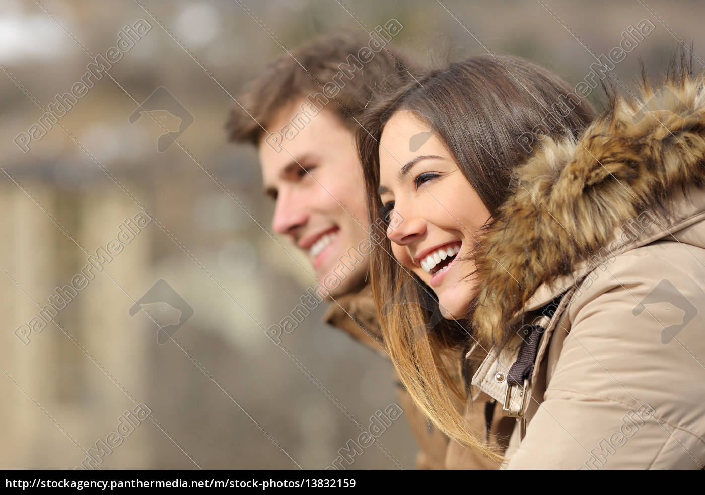 Profilo di coppia che guarda avanti in inverno - Foto stock