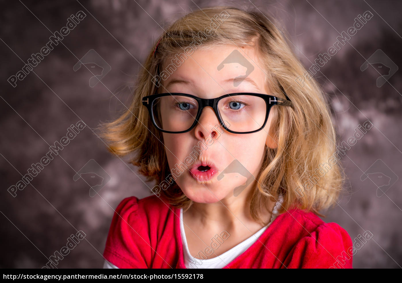 Ragazza Giocosa Con Occhiali Divertenti Ragazza Felice Con Grandi Occhiali  - Fotografie stock e altre immagini di Adolescente - iStock