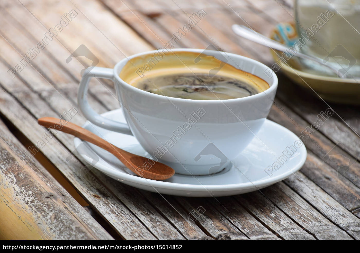 una tazza piena di caffè americano sul tavolo di - Stockphoto
