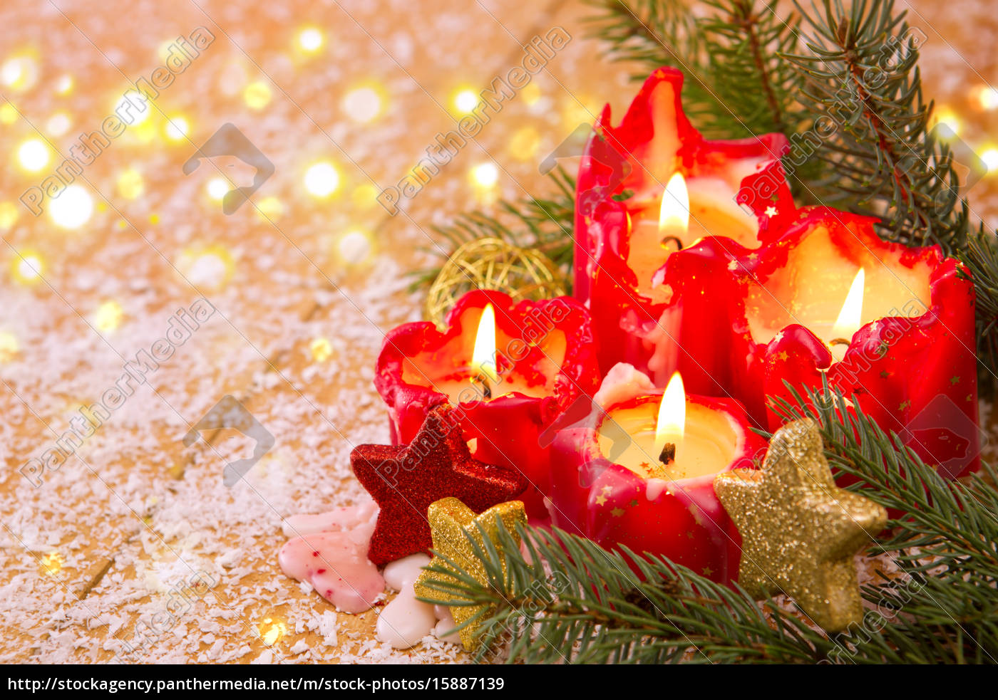 Biglietto natalizio. Quattro candele rosse con regalo - Stockphoto  #15887139