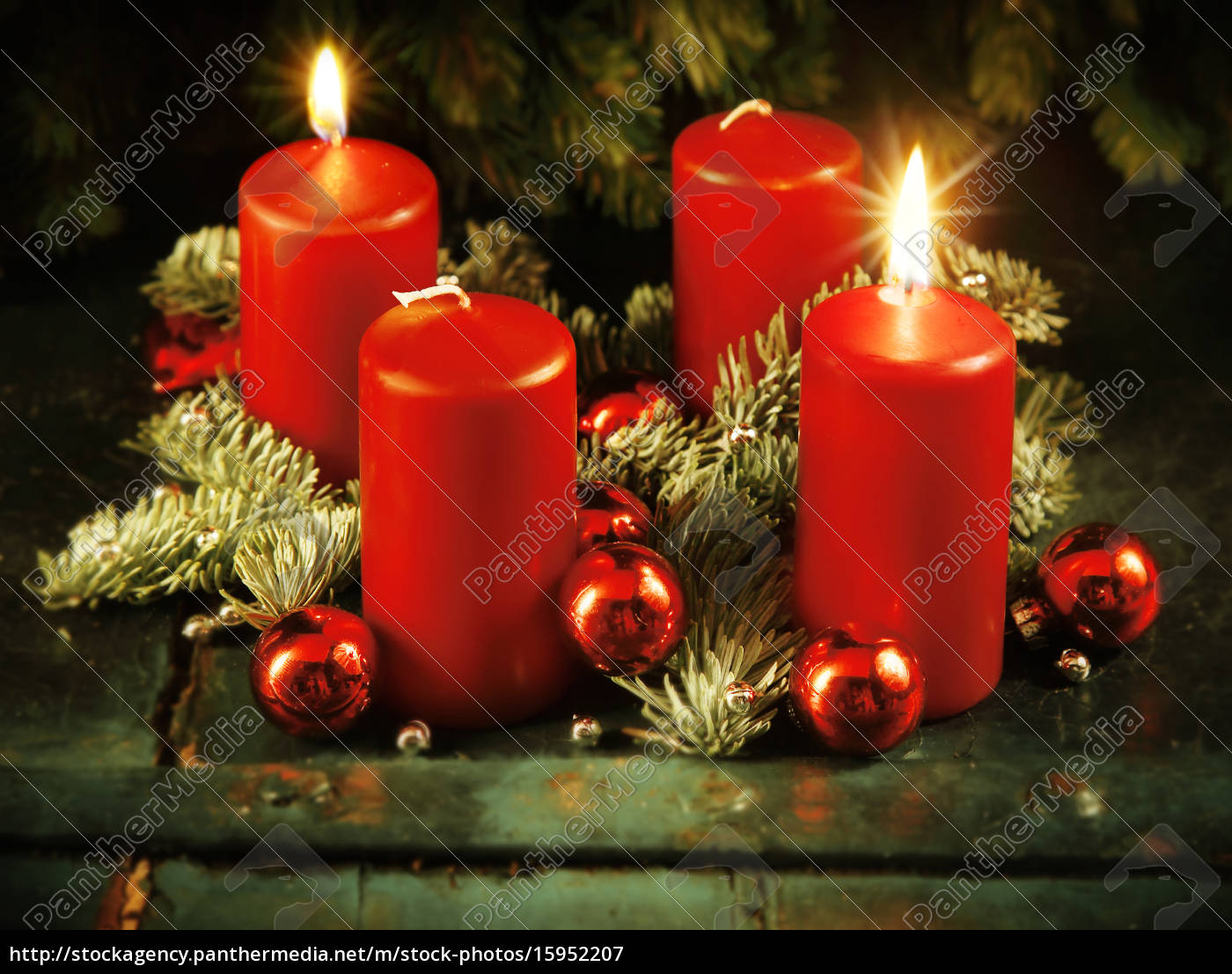 Immagini Stock - Le Candele Rosse Dell'Avvento Sono Accese Con Un Accendino..  Image 174784832