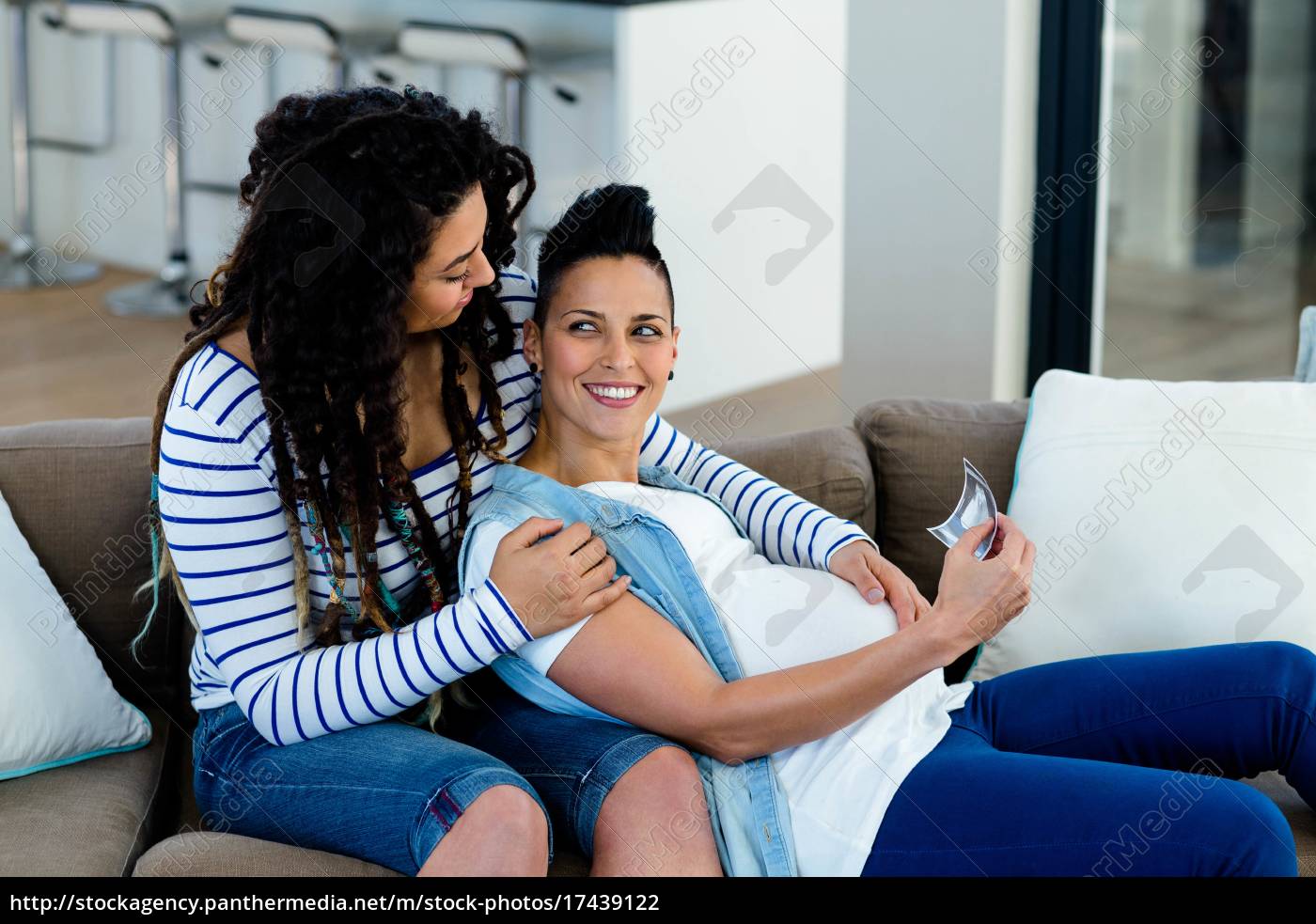 Coppia lesbica incinta che guarda il rapporto di - Stockphoto #17439122