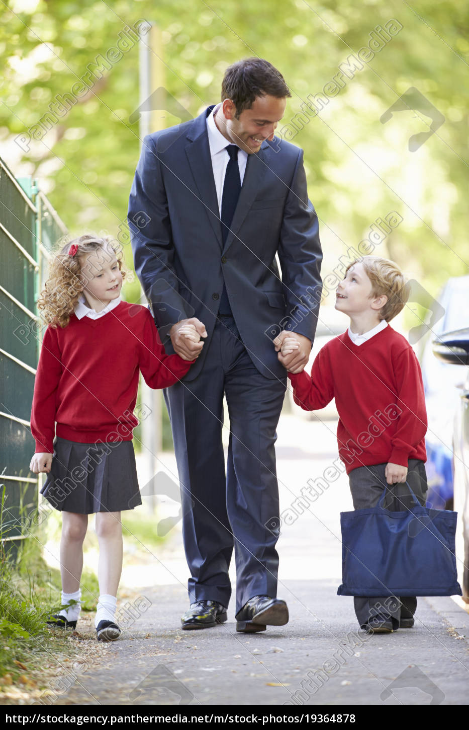 bambino che cammina a scuola