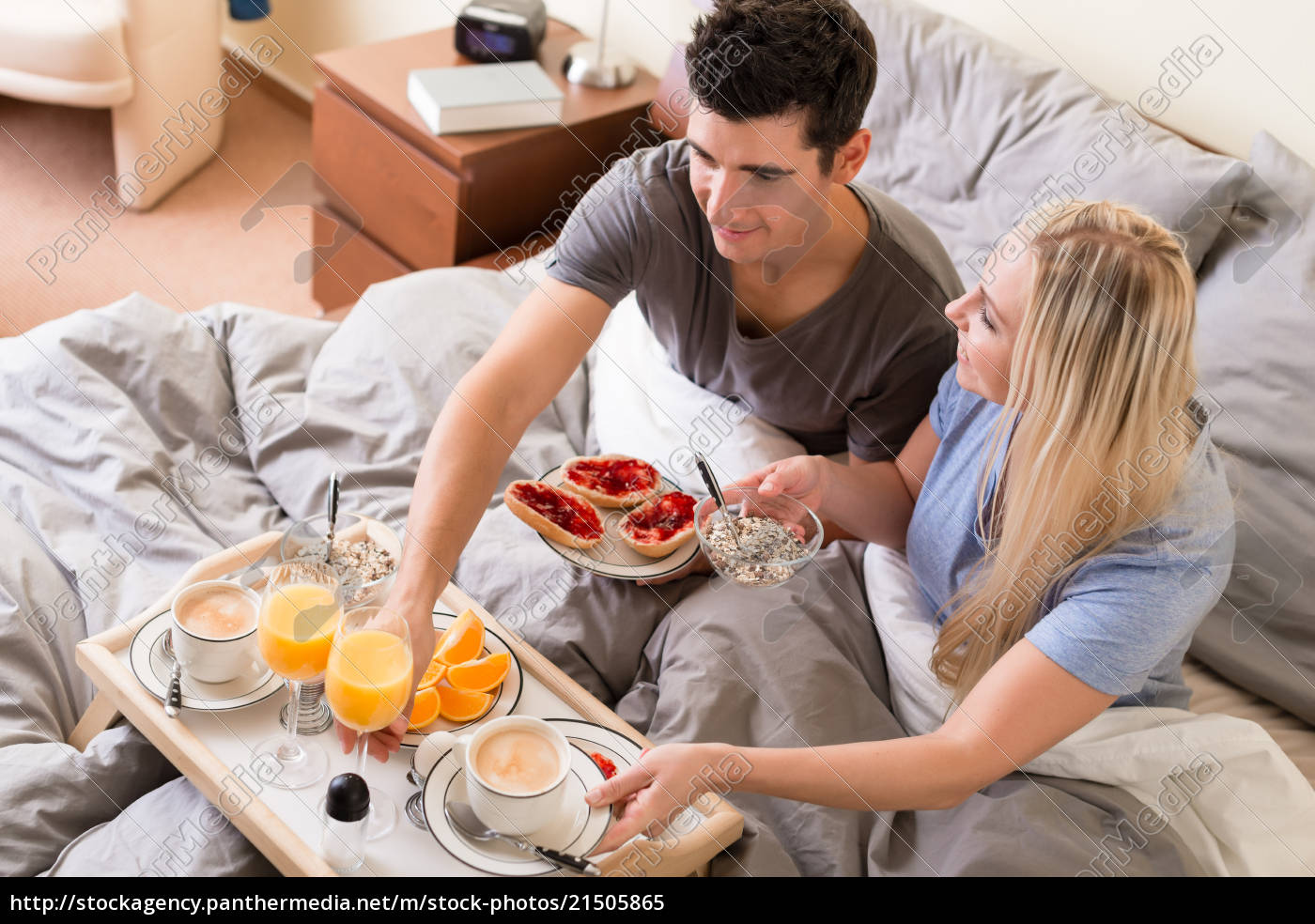 Immagini Stock - Colazione A Letto. Tazza Di Caffè, Succo D