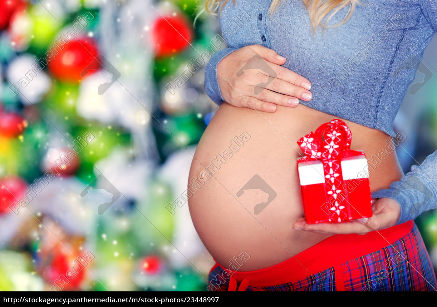 Donna incinta con regalo di Natale - Foto stock #23448997