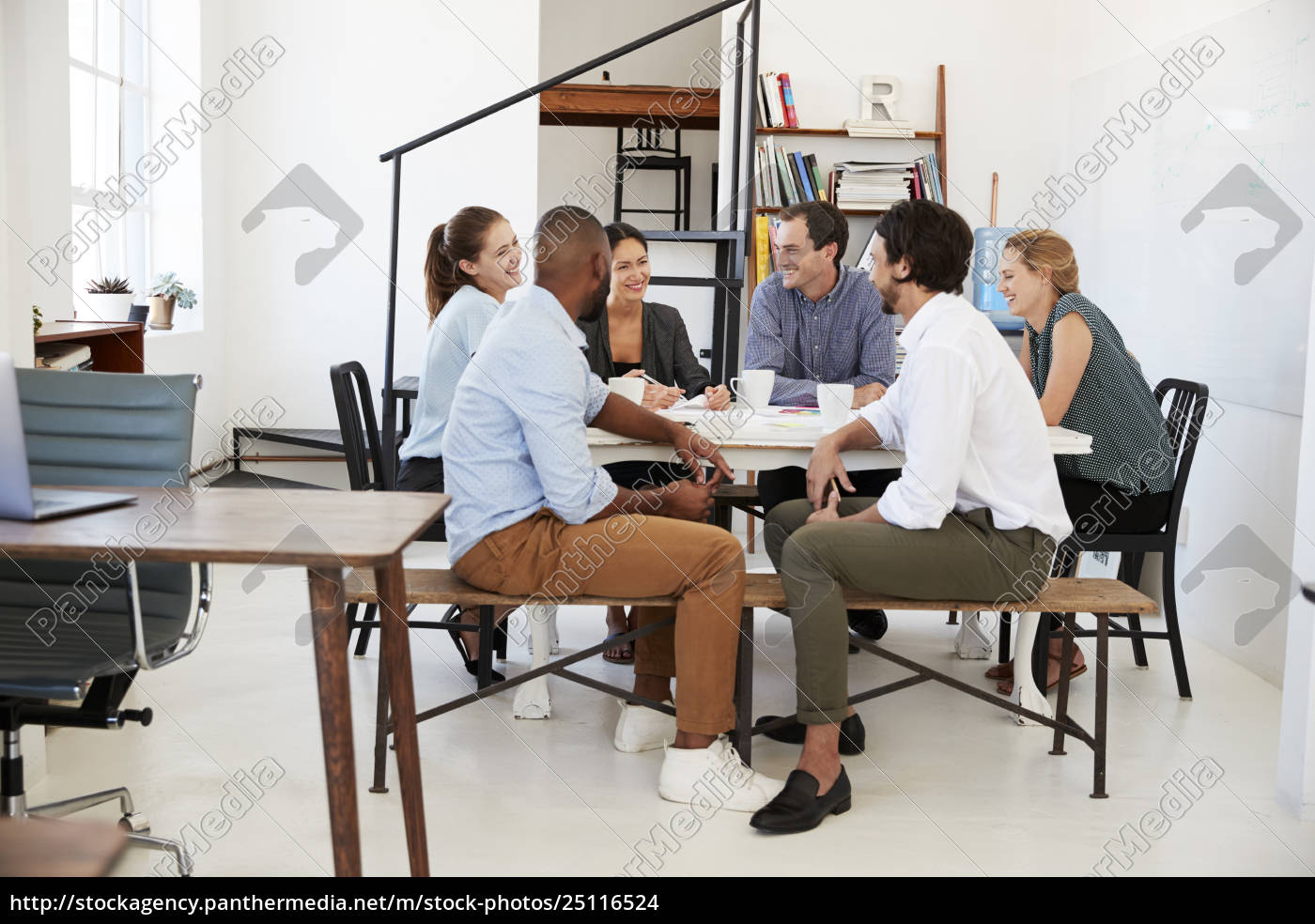 Riunione del team creativo intorno a un tavolo in un - Stockphoto #25116524