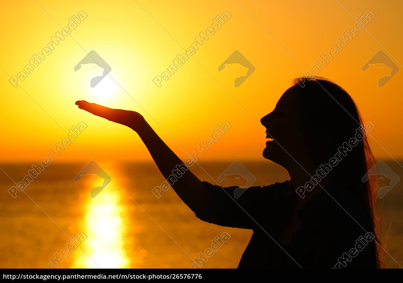 Profilo della donna che tiene il sole all alba sulla - Stockphoto #26576776