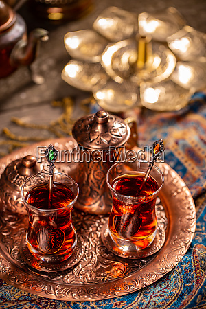Immagini Stock - Tè Turco Nel Ristorante In Vetro Tradizionale Sul Tavolo  Rosso In Turchia. Image 59174074