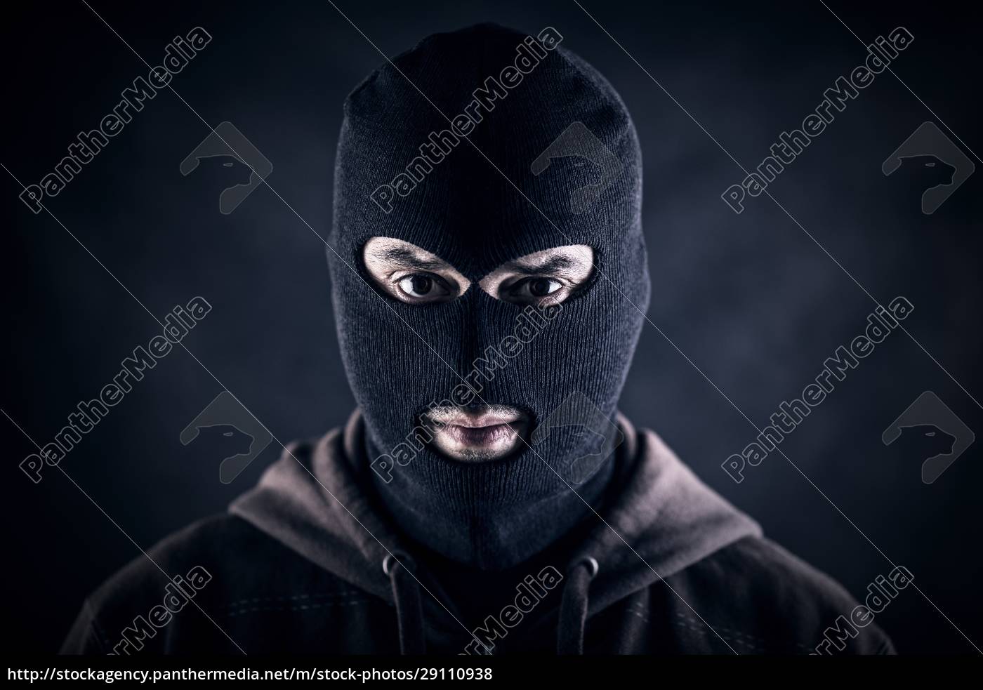 Criminale che indossa passamontagna nero e felpa con - Stockphoto #29110938