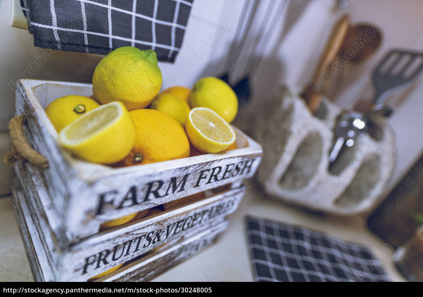 Limoni freschi maturi in cucina - Foto stock #30248005